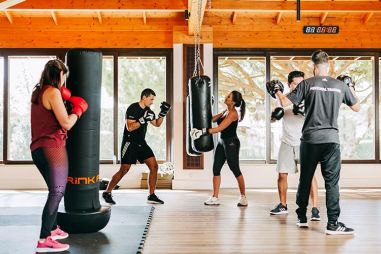 Welke sportreizen en fitnessvakanties worden veel geboekt in 2023? We hebben ze op een rijtje gezet: yoga & surf, pilates, cardio, golf of personal training. 