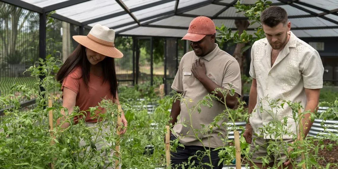drie mensen in de tuin