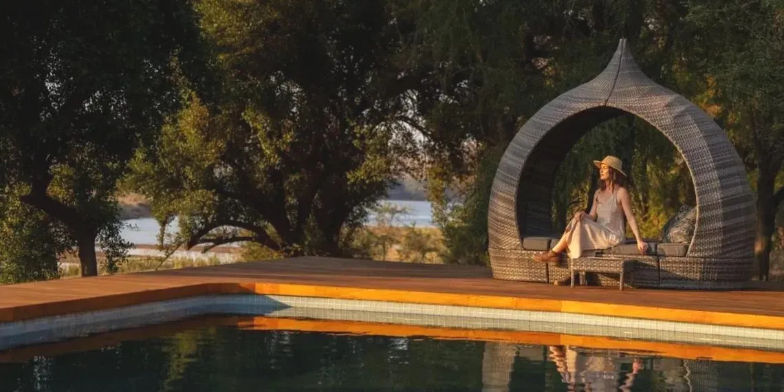 vrouw in lounge stoel bij het zwembad