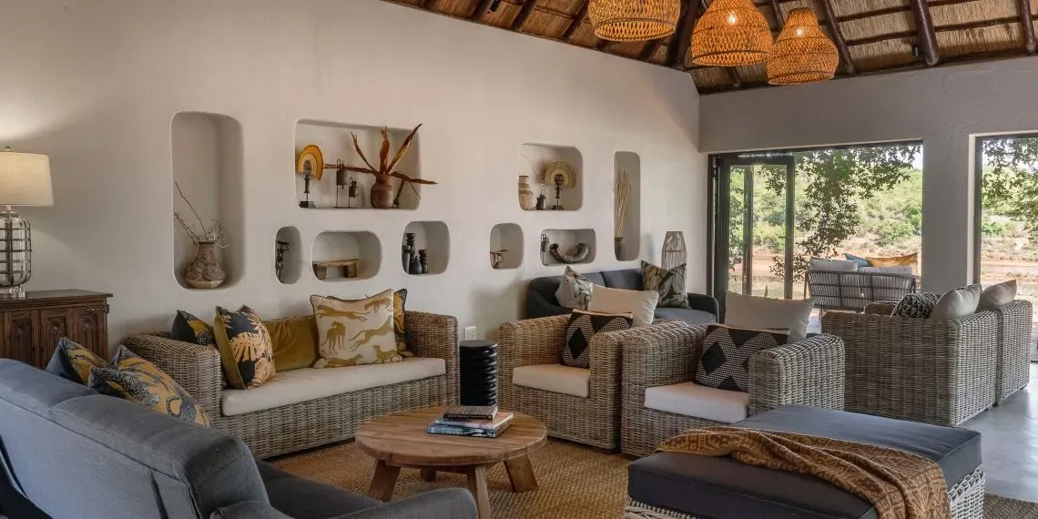 indoor lounge met rotan stoelen