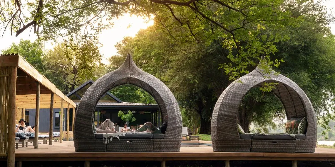 mensen loungen in stoelen buiten