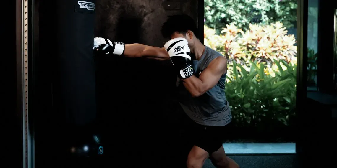 boxende man in gym