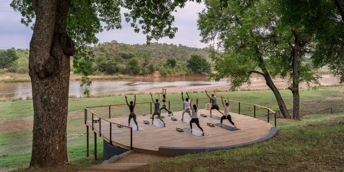Yoga op het plaform met uitzicht op de river