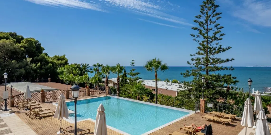 buiten zwembad met zeezicht