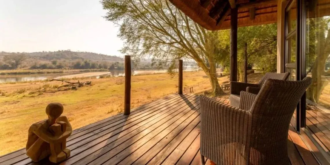 stoelen met uitzicht op de natuur en rivier
