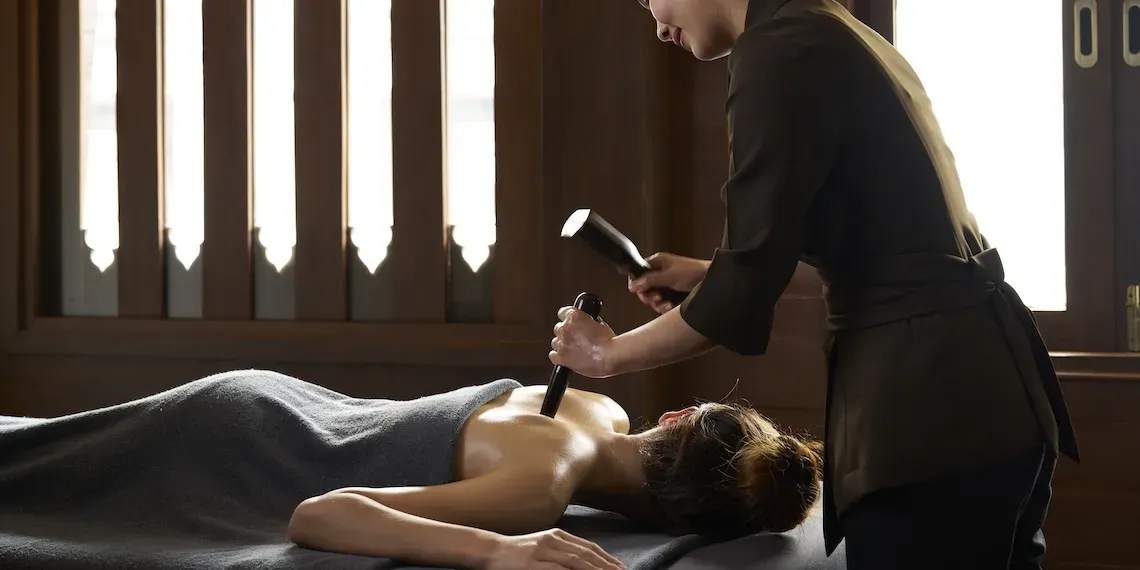 vrouw wordt gemasseerd