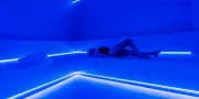 vrouw ligt in blauwe sauna